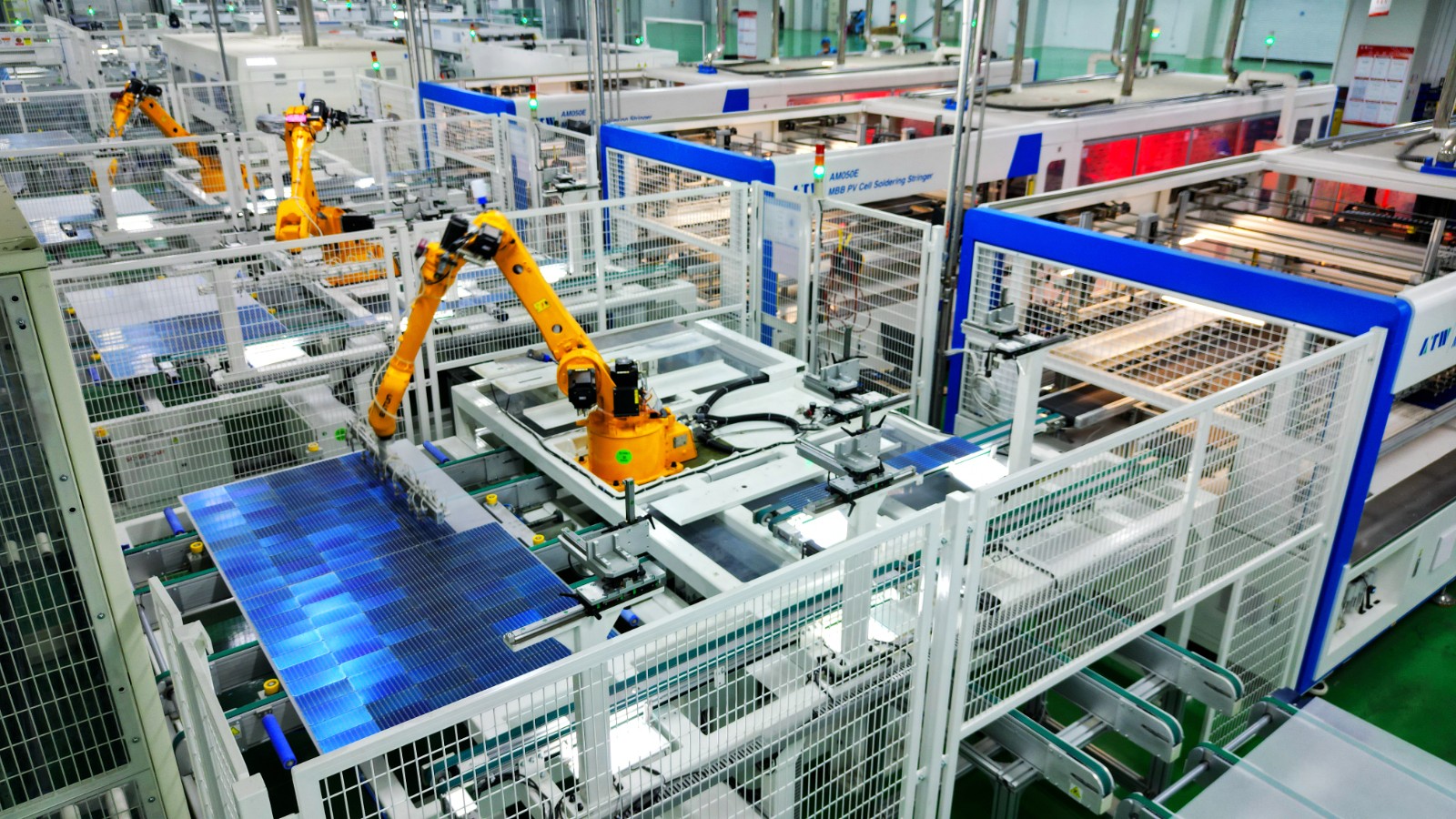 4 1月22日，大年初一，在海安高新区的浚丰太阳能（江苏）有限公司，机器人在摆放太阳能光伏电池片。.JPG